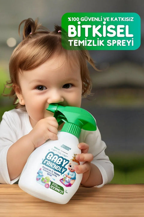 Baby Friendly Bebek Çocuk Oyuncak & Yüzey Temizleyici Sprey ile oynayan sevimli bir çocuk, sağlıklı temizlik için.