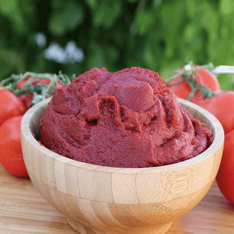 Domates Salçası-1000 Gr. yoğun lezzetli salça, taze domateslerden yapılmış, ahşap kasede.