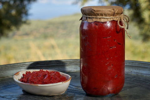 Domates Salçası-1000 Gr. ev yapımı domates salçası ve tabağa konmuş domates püresi.
