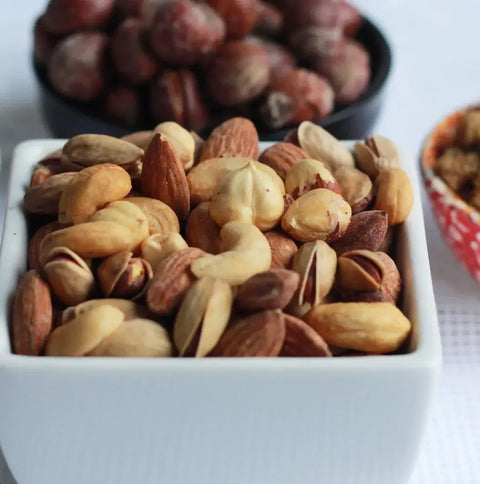 Karışık Kuruyemiş Premium-800 gr: Antep fıstığı, fındık, badem ve kaju karışımı.