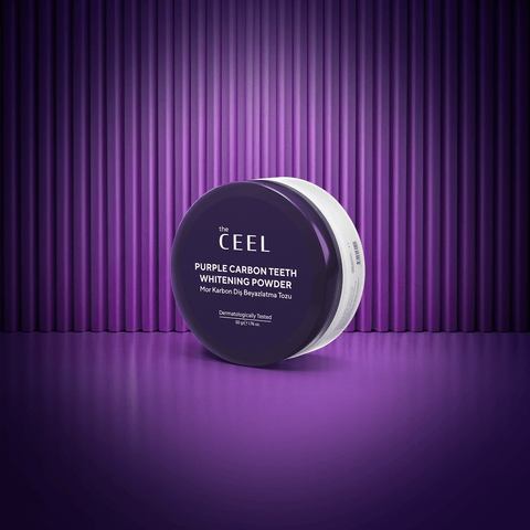 THE CEEL Diş Beyazlatıcı Aktif Mor Karbon Diş Tozu ile diş beyazlatma ürününün şık ambalajı.