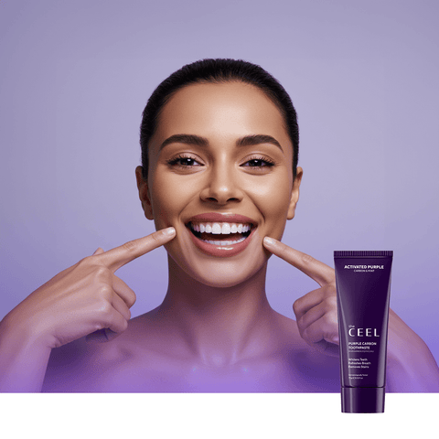 THE CEEL Diş Beyazlatıcı Aktif Mor Karbon Diş Macunu ile dişlerini gösteren gülümseyen kadın.