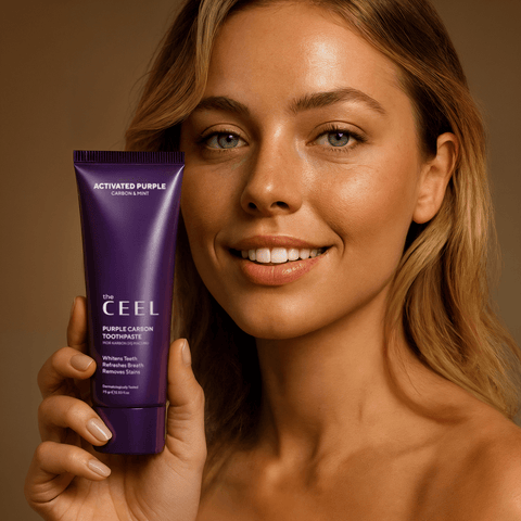 THE CEEL Diş Beyazlatıcı Aktif Mor Karbon Diş Macunu ile gülümseyen kadın modeli.