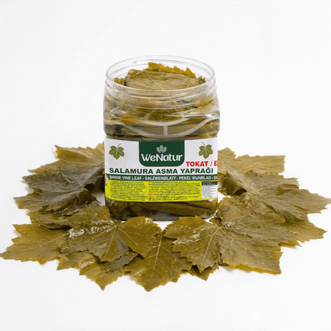 Tokat Erbaa Salamura Asma Yaprağı – Net 600 g | Brüt 1300 g şişesi ve salamura asma yaprakları.