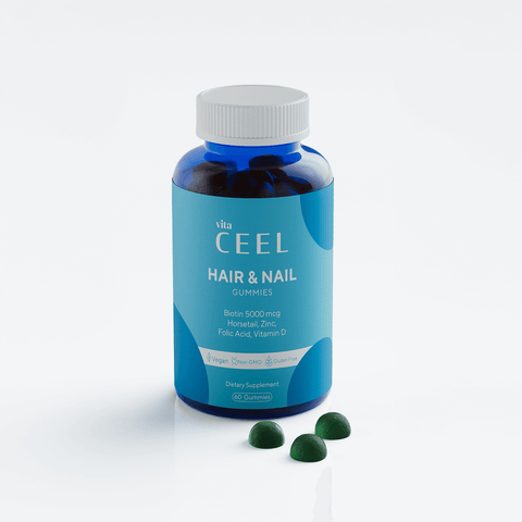 Vita CeeL Hair and Nail Gummies, beyaz zemin üzerinde yeşil jel vitaminler ve ürün şişesi görünümü.