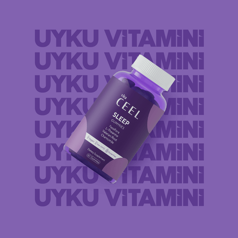Vita CeeL Sleep Gummies, mor arka plan üzerinde uyku vitaminlerini tanıtan ürün şişesi ve bilgilendirici tasarım.