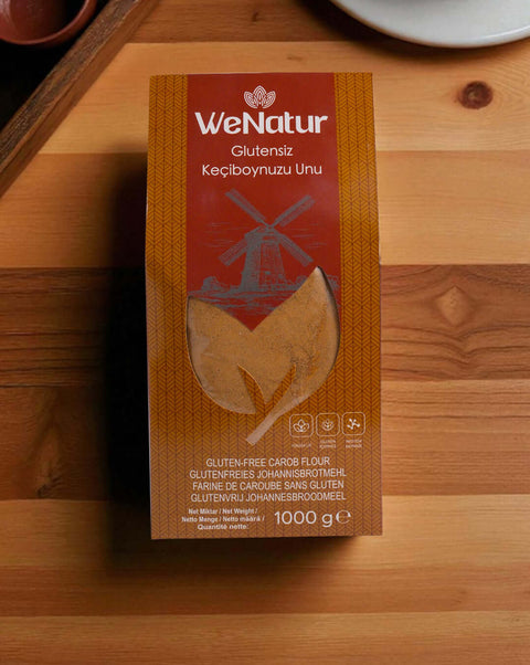 WeNatur Glutensiz Keçiboynuzu Unu 1000 Gr - Doğal ve katkısız keçiboynuzu unu ambalajı.
