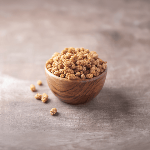 Dut Kurusu 200gr. doğal olarak kurutulmuş dut, ahşap kasede sunulmuş.