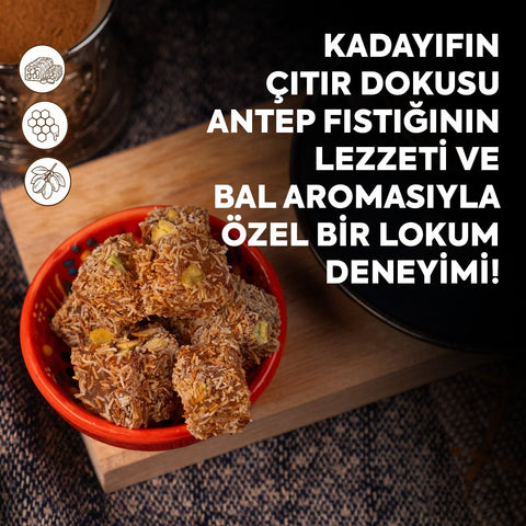 Kadayıflı Antep Fıstıklı Lokum - geleneksel Türk tatlısı, çıtır kadayıf ve fıstık parçalı
