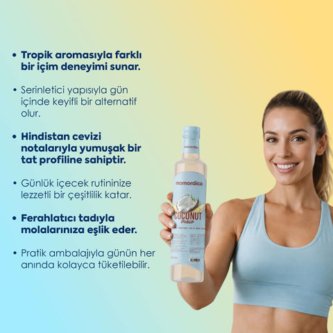 Momordica Coconut Mix Hindistan Cevizi Karışımı 250ml şişesiyle tropik aroma deneyimini sunan kadın.