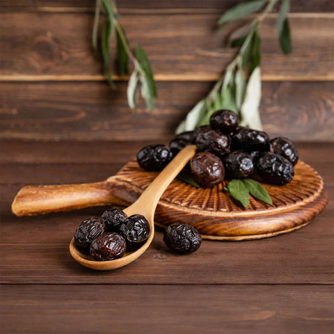 Yağlı Sele Siyah Zeytin İri Boy ( Manisa Akhisar ) 700g zeytinler ahşap tabak ve kaşıkta